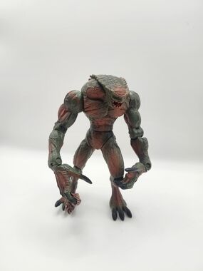 VINTAGE 1998 CAPCOM RESIDENT EVIL 'HUNTER' ACTION FIGURE BY TOY BIZ 5"